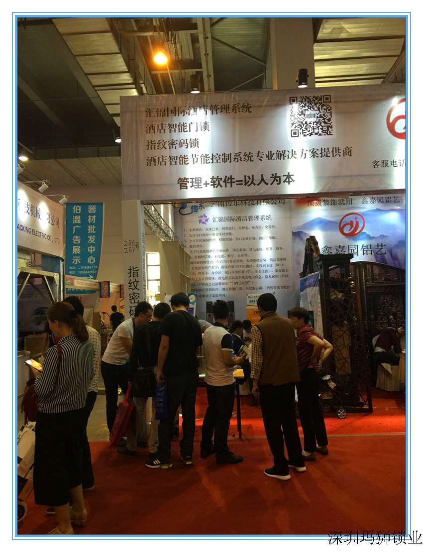 工程师在为客户做产品的详细介绍
